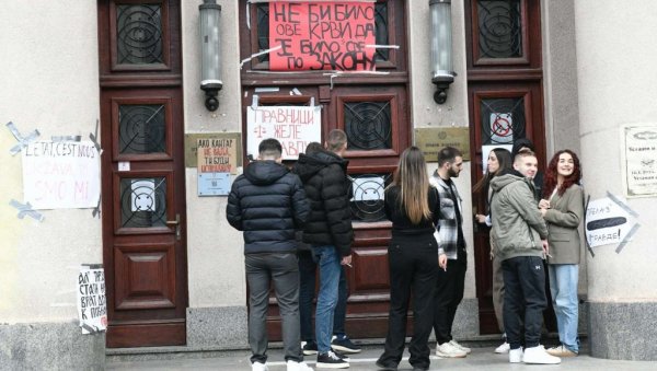 БЛОКАДЕРИ ФОТЕЉШИ ПОНОВО ЗАРАТИЛИ: Избила свађа због Брисела, захтева за изборе, пленума... БЛОКАДЕРИ ФОТЕЉШИ ПОНОВО ЗАРАТИЛИ: Избила свађа због Брисела, захтева за изборе, пленума...