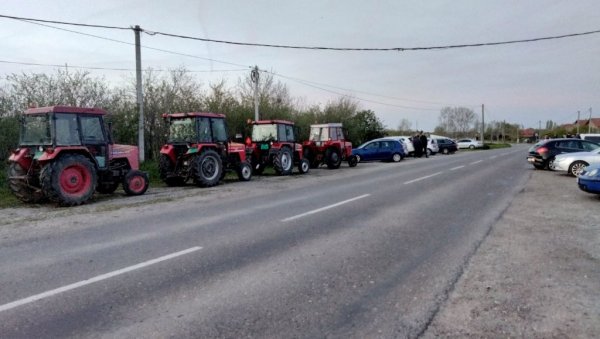 ДОМАЋИНИ ИЗ НОВОГ САДА И ОКОЛИНЕ КРЕЋУ ТРАКТОРИМА ЗА БЕОГРАД: На свенародни скуп да подрже председника Вучића ДОМАЋИНИ ИЗ НОВОГ САДА И ОКОЛИНЕ КРЕЋУ ТРАКТОРИМА ЗА БЕОГРАД: На свенародни скуп да подрже председника Вучића