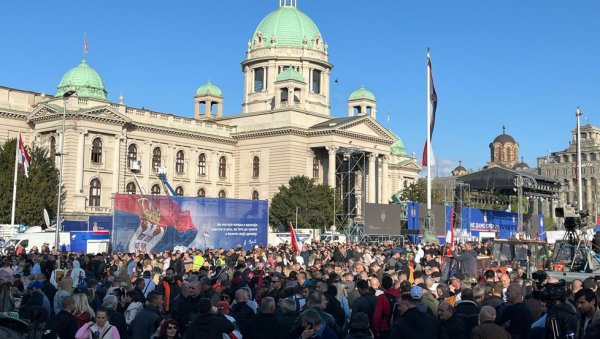МЕНЕ ЧУВА БОГ И ИМАМ СВОЈ ПРАВАЦ! Баја Мали Книнџа грми у центру Београда на свенародном скупу
