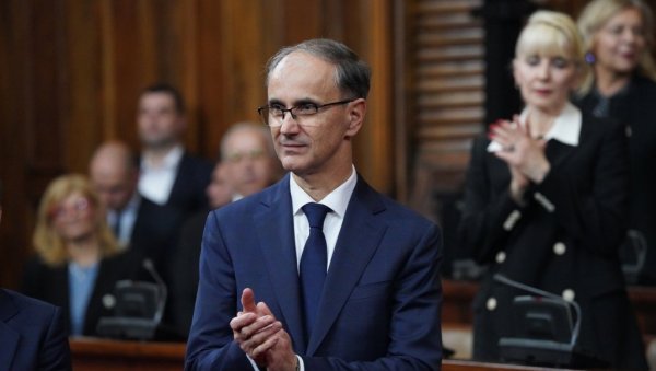 ЗВАНИЧНО ЗАПОЧЕО МАНДАТ ВЛАДЕ: Чланови владе Ђура Мацута положили заклетву пред посланицима Скупштине Србије (ФОТО) ЗВАНИЧНО ЗАПОЧЕО МАНДАТ ВЛАДЕ: Чланови владе Ђура Мацута положили заклетву пред посланицима Скупштине Србије (ФОТО)