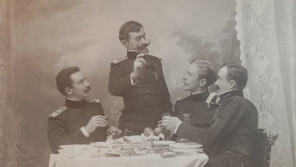 ТАНКОСИЋ ЗА УСКРШЊИМ СТОЛОМ: Пронађена најранија позната фотографија чувеног српског војводе
