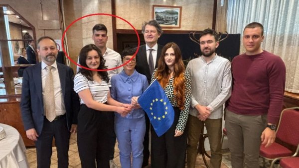 МАРТА КОС НА САСТАНКУ СА ОСВЕДОЧЕНИМ НАСИЛНИКОМ: Да ли се блокадер похвалио комесарки ЕУ како је пијан тукао Роме? МАРТА КОС НА САСТАНКУ СА ОСВЕДОЧЕНИМ НАСИЛНИКОМ: Да ли се блокадер похвалио комесарки ЕУ како је пијан тукао Роме?