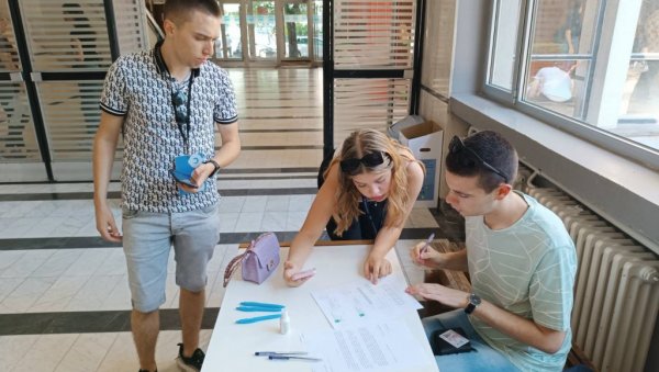 ИНДЕКСИ ПО ПРОМЕЊЕНОМ КАЛЕНДАРУ? Покрајина одлучила, места за 5.770 бруцоша, остали чекају Владу Србије ИНДЕКСИ ПО ПРОМЕЊЕНОМ КАЛЕНДАРУ? Покрајина одлучила, места за 5.770 бруцоша, остали чекају Владу Србије