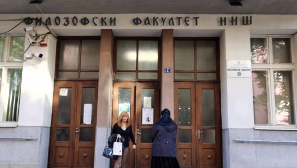 ПРСЛА ДЕКАНКА ЈОВАНОВИЋ: Студенткиња из Ниша за Новости о одлуци Филозофског факултета да почне са радом (ФОТО/ВИДЕО) ПРСЛА ДЕКАНКА ЈОВАНОВИЋ: Студенткиња из Ниша за Новости о одлуци Филозофског факултета да почне са радом (ФОТО/ВИДЕО)
