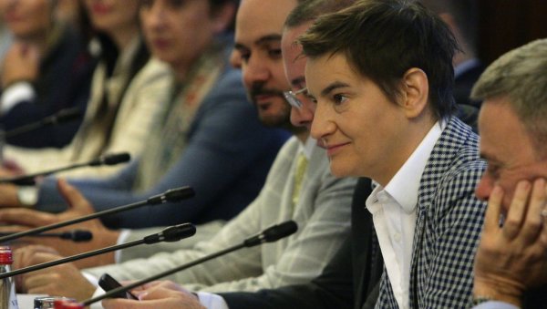 ИМАМО СВАКИ РАЗЛОГ ДА СЕ ПОНОСИМО Брнабић: Србија је и данас, на Дан победе над фашизмом, показала да је слободна и слободарска ИМАМО СВАКИ РАЗЛОГ ДА СЕ ПОНОСИМО Брнабић: Србија је и данас, на Дан победе над фашизмом, показала да је слободна и слободарска