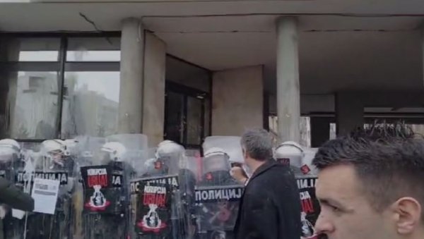ЛИНЧОВАЛИ ДЕКАНА, ЗАПАЛИЛИ ГРАДСКУ КУЋУ, НАПАЛИ ПОЛИЦИЈУ: Блокадери фотељаши месецима спроводе језиво насиље у Новом Саду (ВИДЕО) ЛИНЧОВАЛИ ДЕКАНА, ЗАПАЛИЛИ ГРАДСКУ КУЋУ, НАПАЛИ ПОЛИЦИЈУ: Блокадери фотељаши месецима спроводе језиво насиље у Новом Саду (ВИДЕО)