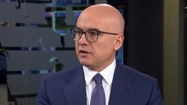 ВУЧЕВИЋ ОСУДИО ВАНДАЛСКИ ЧИН У НОВОМ САДУ, УРИНИРАЊЕ ПО МЕСТУ ТРАГЕДИЈЕ: Открио и да је група блокадера покушала да разбија просторије СНС-а ВУЧЕВИЋ ОСУДИО ВАНДАЛСКИ ЧИН У НОВОМ САДУ, УРИНИРАЊЕ ПО МЕСТУ ТРАГЕДИЈЕ: Открио и да је група блокадера покушала да разбија просторије СНС-а