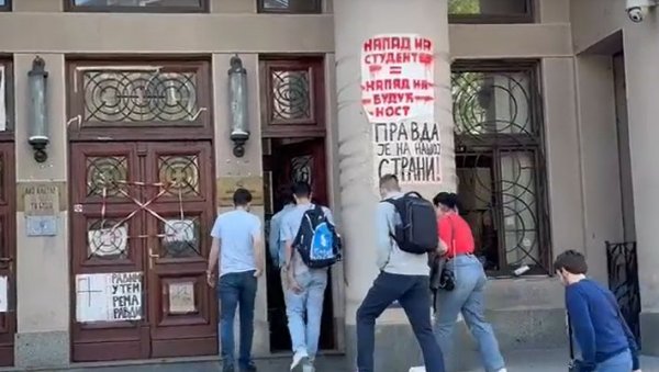 БЛОКАДЕРИ ФОТЕЉАШИ ПРЕТВОРИЛИ ФАКУЛТЕТЕ У ОПШТИНСКЕ ОДБОРЕ Господо, да ли знате да је то кривично дело? БЛОКАДЕРИ ФОТЕЉАШИ ПРЕТВОРИЛИ ФАКУЛТЕТЕ У ОПШТИНСКЕ ОДБОРЕ Господо, да ли знате да је то кривично дело?