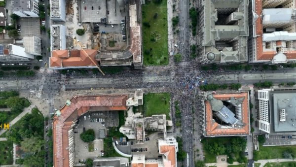 ПРОПАСТ ПРОТЕСТА БЛОКАДЕРА ФОТЕЉАША: Окупили се испред зграде Владе - настављају да тероришу грађане (ВИДЕО) ПРОПАСТ ПРОТЕСТА БЛОКАДЕРА ФОТЕЉАША: Окупили се испред зграде Владе - настављају да тероришу грађане (ВИДЕО)