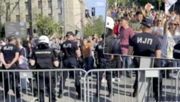 СКАНДАЛ У ЦЕНТРУ БЕОГРАДА: Блокадери фотељаши провоцирају студенте који желе да уче у Пионирском парку СКАНДАЛ У ЦЕНТРУ БЕОГРАДА: Блокадери фотељаши провоцирају студенте који желе да уче у Пионирском парку