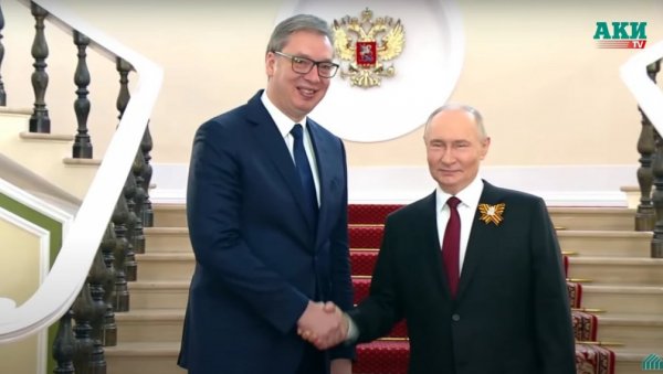 ПУТИН ДОЧЕКАО ВУЧИЋА: Председник Србије стигао на Параду победе у Москви - раме уз раме са светским лидерима (VIDEO) ПУТИН ДОЧЕКАО ВУЧИЋА: Председник Србије стигао на Параду победе у Москви - раме уз раме са светским лидерима (VIDEO)