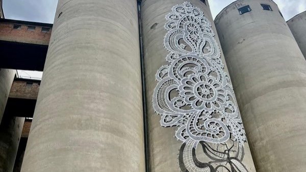 САВРЕМЕНО ЧИТАЊЕ ЧИПКЕ: Пољска уметница инспирисана крагном из Етнографског музеја САВРЕМЕНО ЧИТАЊЕ ЧИПКЕ: Пољска уметница инспирисана крагном из Етнографског музеја