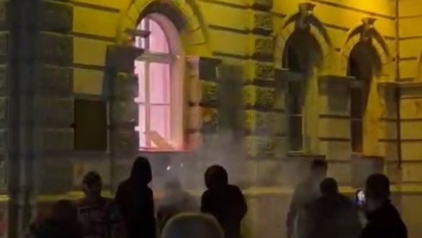 ШТО ИХ ЈЕ МАЊЕ НА УЛИЦАМА, ТО СУ ВЕЋЕ СИЛЕЏИЈЕ: Блокадери фотељаши данима спроводе језиво насиље на улицама Србије (ВИДЕО) ШТО ИХ ЈЕ МАЊЕ НА УЛИЦАМА, ТО СУ ВЕЋЕ СИЛЕЏИЈЕ: Блокадери фотељаши данима спроводе језиво насиље на улицама Србије (ВИДЕО)