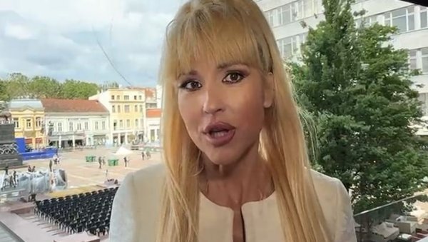 ИВА ШТРЉИЋ СА СВЕНАРДОНОГ СКУПА У НИШУ: Дошла сам да покажем колико волим своју земљу ИВА ШТРЉИЋ СА СВЕНАРДОНОГ СКУПА У НИШУ: Дошла сам да покажем колико волим своју земљу