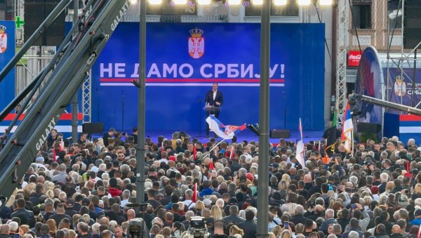 БЛОКАДЕРИ ФОТЕЉАШИ ХТЕЛИ СИЛОМ ДА СЕ ПОПНУ НА БИНУ ГДЕ ЈЕ ВУЧИЋ ДРЖАО ГОВОР Дачић: На скупу је било 100.000 људи, а на другом 2.500