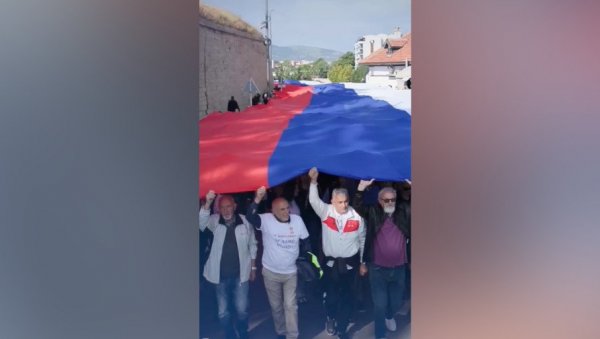 НЕЋЕМО СРБИЈУ НАСИЉА, ЛАЖИ, ПОДЕЛА И СУКОБА: Зато смо се окупили у центру Ниша - Хвала, Србијо (ВИДЕО) НЕЋЕМО СРБИЈУ НАСИЉА, ЛАЖИ, ПОДЕЛА И СУКОБА: Зато смо се окупили у центру Ниша - Хвала, Србијо (ВИДЕО)
