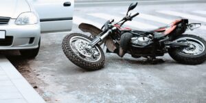 Motociklista “odleteo” u vazduh: Bizarna nesreća u Beogradu – Pao na glavu i ostao da leži bez svesti