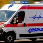 Motociklista (19) izlomljen, delovi automobila rasuti po putu: Težak udes kod Barajeva, svi završili u Urgentnom