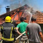 Uznemirujući snimci iz Priboja: Požar ”progutao” kuću, vatra se širi (VIDEO)