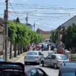 Teška nezgoda u centru Čačka: Motociklista bez svesti leži na putu