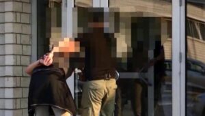 NASTAVALjAJU SE PRIVOĐENjA BLOKADERA TERORISTA: Još dvojica iza rešetaka
