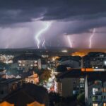 SPREMITE SE, VEČERAS STIŽE OLUJA Hitno se oglasio RHMZ: Pljuskovi sa grmljavinom mogući u ovim krajevima zemlje (FOTO)