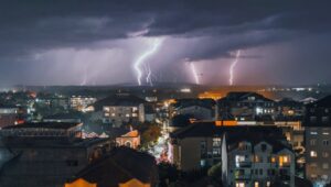 U NAREDNA DVA SATA STIŽU PLjUSKOVI SA GRMLjAVINOM Hitno se oglasio RHMZ: Ovi delovi Srbije prvi na udaru (FOTO)