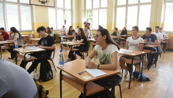 ЗАВРШНИ ИСПИТ 23, 24 И 25 ЈУЛА: Малу матуру полаже 64.500 осмака ЗАВРШНИ ИСПИТ 23, 24 И 25 ЈУЛА: Малу матуру полаже 64.500 осмака