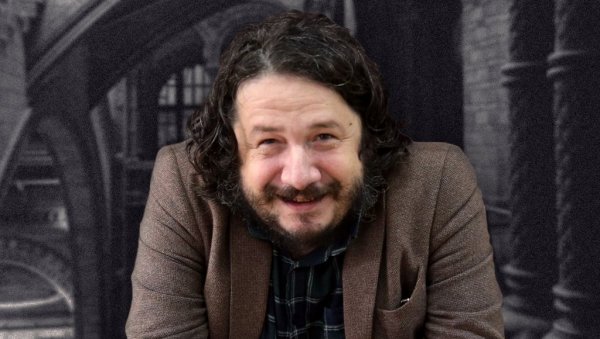 ПИСЦИ ЈЕ ДОДЕЉУЈУ ПИСЦИМА: Награда Владан Десница додељена Мухарему Баздуљу ПИСЦИ ЈЕ ДОДЕЉУЈУ ПИСЦИМА: Награда Владан Десница додељена Мухарему Баздуљу