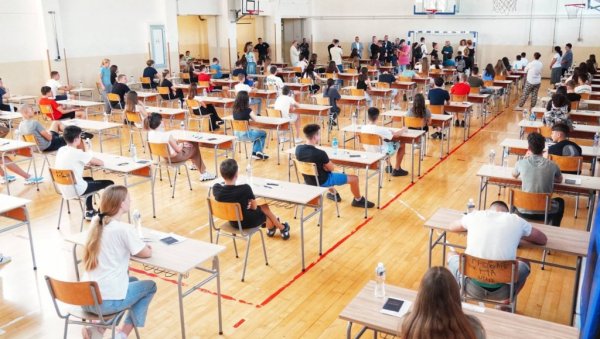 ПОЛАГАЋЕ 66.500 ОСНОВАЦА Петровић: Све је спремно за малу матуру ПОЛАГАЋЕ 66.500 ОСНОВАЦА Петровић: Све је спремно за малу матуру