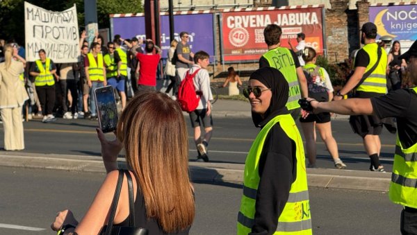 ЊИХ 300 ЈЕ БЛОКИРАЛО ПАНЧЕВО Младеновић: Демократија се брани тако се 250.000 људи из Ј. Баната држе као таоци (ФОТО) ЊИХ 300 ЈЕ БЛОКИРАЛО ПАНЧЕВО Младеновић: Демократија се брани тако се 250.000 људи из Ј. Баната држе као таоци (ФОТО)