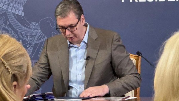 ВУЧИЋ СЕ ВАНРЕДНО ОБРАЋА ЈАВНОСТИ: Председник открива шта се догађа са обојеном револуцијом ВУЧИЋ СЕ ВАНРЕДНО ОБРАЋА ЈАВНОСТИ: Председник открива шта се догађа са обојеном револуцијом