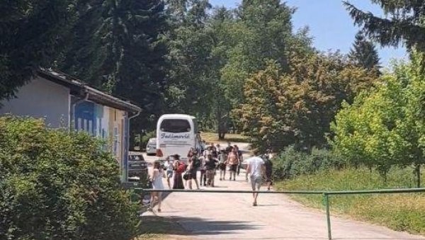 ХАОС У КОСЈЕРИЋУ: Довлаче блокадере аутобусима да би брутално кршили предизборну тишину (ВИДЕО) ХАОС У КОСЈЕРИЋУ: Довлаче блокадере аутобусима да би брутално кршили предизборну тишину (ВИДЕО)