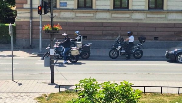 НАПЕТА АТМОСФЕРА: Банде блокадера-бајкера патролирају по Косјерићу (ФОТО/ВИДЕО) НАПЕТА АТМОСФЕРА: Банде блокадера-бајкера патролирају по Косјерићу (ФОТО/ВИДЕО)