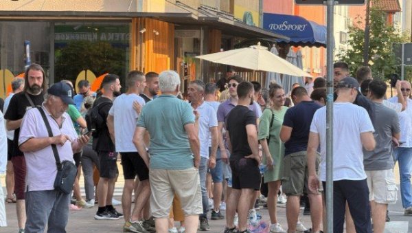ИЗБОРИ У ЗАЈЕЧАРУ И КОСЈЕРИЋУ: Затворена бирачка места - блокадери правили хаос и масно лагали (ФОТО/ВИДЕО) ИЗБОРИ У ЗАЈЕЧАРУ И КОСЈЕРИЋУ: Затворена бирачка места - блокадери правили хаос и масно лагали (ФОТО/ВИДЕО)