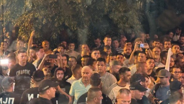 БАНДИТИ БЛОКАДЕРИ ОПКОЛИЛИ НОВИНАРЕ: Дивљаштво у Косјерићу (ФОТО) БАНДИТИ БЛОКАДЕРИ ОПКОЛИЛИ НОВИНАРЕ: Дивљаштво у Косјерићу (ФОТО)