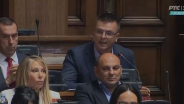 СКАНДАЛ У СКУПШТИНИ: Алексићев посланик Парандиловић позвао на насиље над новинарима - Брнабић хитно реаговала (ВИДЕО) СКАНДАЛ У СКУПШТИНИ: Алексићев посланик Парандиловић позвао на насиље над новинарима - Брнабић хитно реаговала (ВИДЕО)