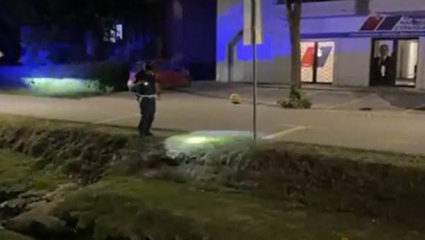 БЛОКАДЕРИ ХТЕЛИ ДА УБИЈУ ЧЛАНОВЕ СНС У ВРЊАЧКОЈ БАЊИ: Први снимак са места где се десила пуњава (ВИДЕО) БЛОКАДЕРИ ХТЕЛИ ДА УБИЈУ ЧЛАНОВЕ СНС У ВРЊАЧКОЈ БАЊИ: Први снимак са места где се десила пуњава (ВИДЕО)