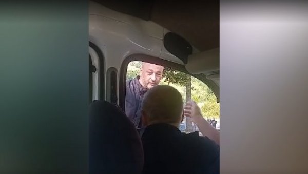 БРУТАЛАН НАПАД НА ПОШТЕНОГ ДОМАЋИНА У КОСЈЕРИЋУ: Блокадер пресреће Радована Божовића БРУТАЛАН НАПАД НА ПОШТЕНОГ ДОМАЋИНА У КОСЈЕРИЋУ: Блокадер пресреће Радована Божовића