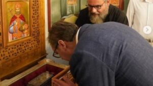 “SRBIJA NIJE ŠAKA ZOBI” Vučić prisustvovao liturgiji u Crkvi Lazarici u Kruševcu (FOTO)