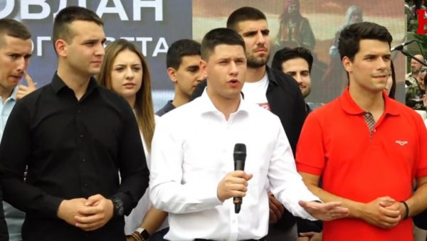 УСПЕЛИ СМО И ПОБЕДИЛИ Обратили се студенти: Крај је када Србија каже да је крај, победило је знање и образовање (ВИДЕО) УСПЕЛИ СМО И ПОБЕДИЛИ Обратили се студенти: Крај је када Србија каже да је крај, победило је знање и образовање (ВИДЕО)