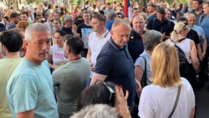 BLOKADERI KREĆU U UNIŠTAVANjE SRBIJE: Počeo protest za koji su blokaderi rekli da će biti nasilan