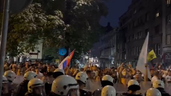 БЛОКАДЕРИ ПОНЕЛИ ПАЛИЦЕ И МАСКЕ: Спремни за хаос (ВИДЕО) БЛОКАДЕРИ ПОНЕЛИ ПАЛИЦЕ И МАСКЕ: Спремни за хаос (ВИДЕО)