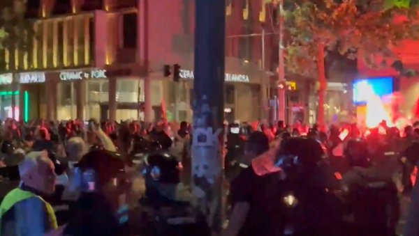 ЈЕЗИВ ВИДЕО: Блокадери насрћу на полицију и испаљују топовске ударе (ВИДЕО) ЈЕЗИВ ВИДЕО: Блокадери насрћу на полицију и испаљују топовске ударе (ВИДЕО)