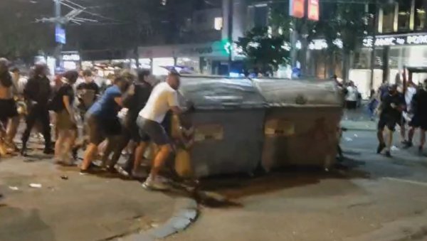 ВАНДАЛИЗАМ НА ДЕЛУ: Блокадери преврћу контејнере на полицију (ВИДЕО) ВАНДАЛИЗАМ НА ДЕЛУ: Блокадери преврћу контејнере на полицију (ВИДЕО)