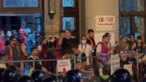 PRAVNI FAKULTET KAO TERORISTIČKA ĆELIJA: Blokaderi udarili na policiju, pa pobegli u zgradu