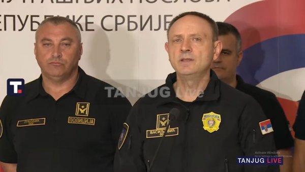 БЛОКАДЕРИ СРУШИЛИ ОГРАДУ, СКИНУЛИ ПРСЛУКЕ И КРЕНУЛИ У НАПАД: Директор полиције показао снимак, повређено 6 полицајаца БЛОКАДЕРИ СРУШИЛИ ОГРАДУ, СКИНУЛИ ПРСЛУКЕ И КРЕНУЛИ У НАПАД: Директор полиције показао снимак, повређено 6 полицајаца