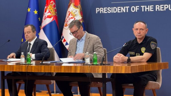НИКАДА НИСАМ ПРИЧАО О ТОМЕ КРОЗ ШТА МОЈА ДЕЦА ПРОЛАЗЕ Вучић: Нећу попустити пред онима који хоће да руше државу НИКАДА НИСАМ ПРИЧАО О ТОМЕ КРОЗ ШТА МОЈА ДЕЦА ПРОЛАЗЕ Вучић: Нећу попустити пред онима који хоће да руше државу