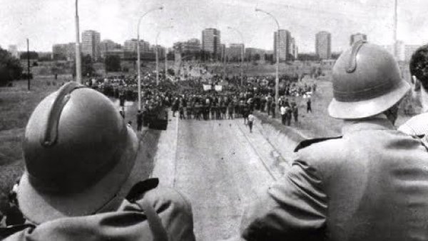СУДАР БЕСПРЕКОРНОГ РЕДА И МЛАДОГ МРАЧНОГ СВЕТА: Никад ниједан политичар не види ништа лоше у гомили, ако се није окупила против њега СУДАР БЕСПРЕКОРНОГ РЕДА И МЛАДОГ МРАЧНОГ СВЕТА: Никад ниједан политичар не види ништа лоше у гомили, ако се није окупила против њега