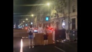 NEVIĐENA SRAMOTA! Blokaderi ne daju čoveku čija se žena porađa da prođe (VIDEO)